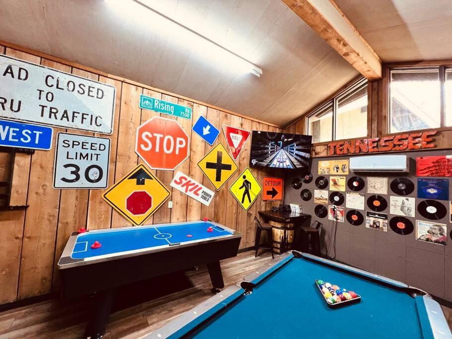 Bourbon Hollow Lodge With Hot Tub And Pool Plus Game Room Only 5 Min To Downtown Gatlinburg Eksteriør bilde