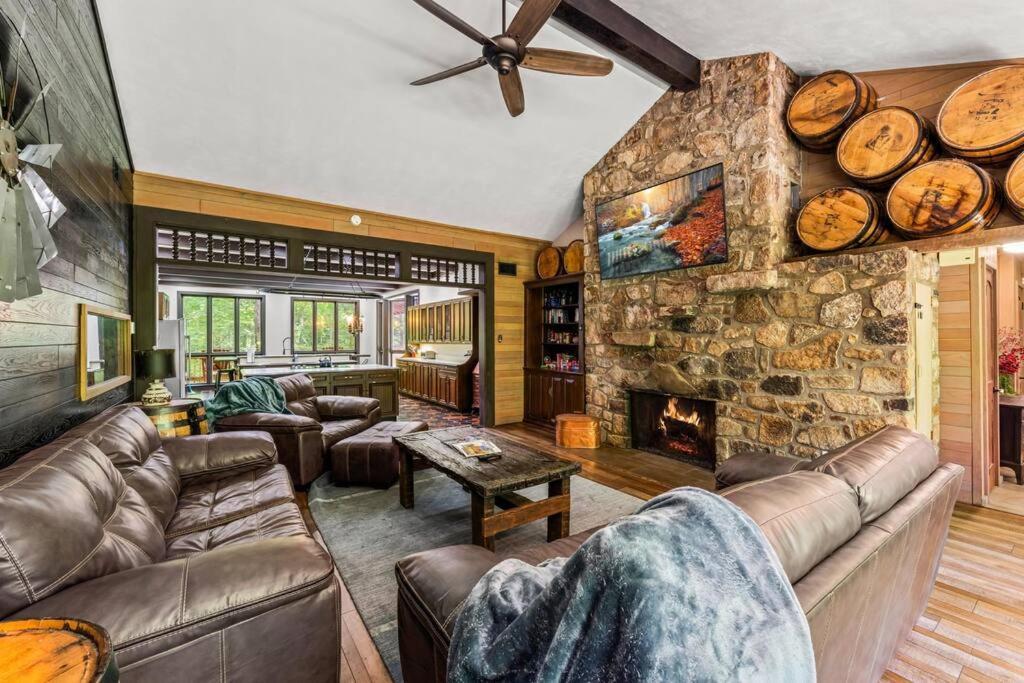 Bourbon Hollow Lodge With Hot Tub And Pool Plus Game Room Only 5 Min To Downtown Gatlinburg Eksteriør bilde