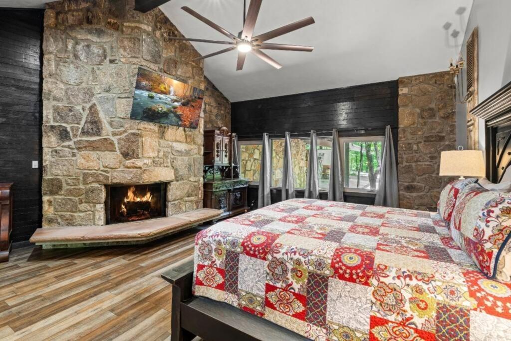 Bourbon Hollow Lodge With Hot Tub And Pool Plus Game Room Only 5 Min To Downtown Gatlinburg Eksteriør bilde