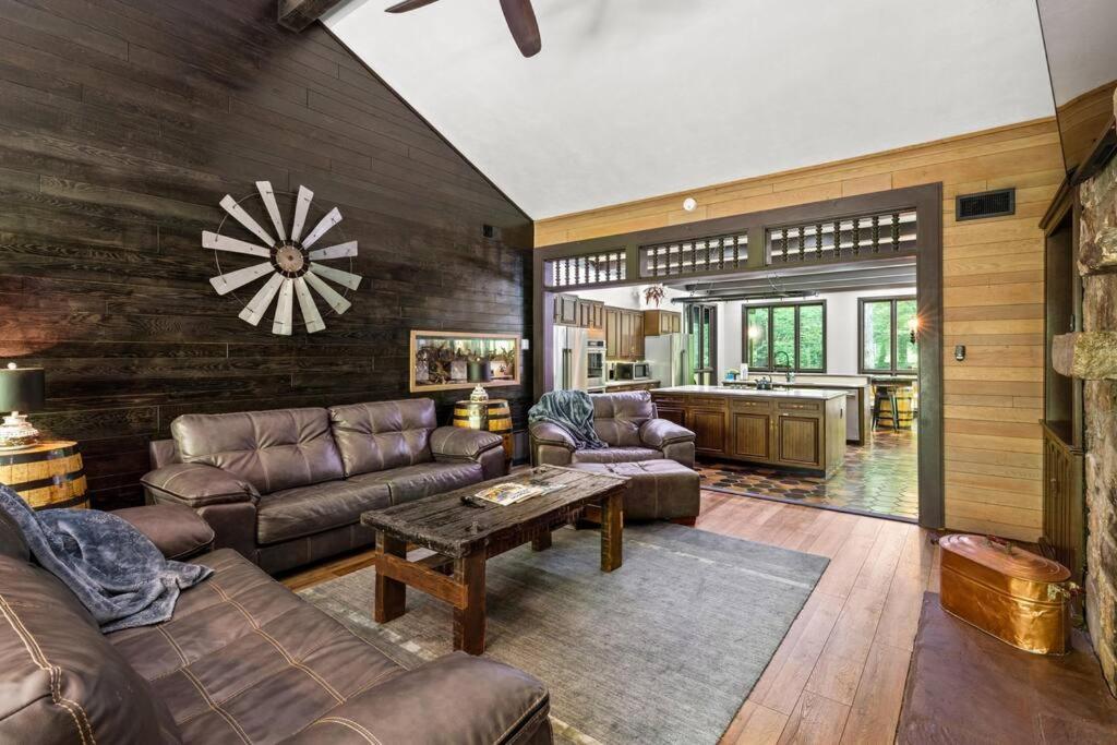 Bourbon Hollow Lodge With Hot Tub And Pool Plus Game Room Only 5 Min To Downtown Gatlinburg Eksteriør bilde