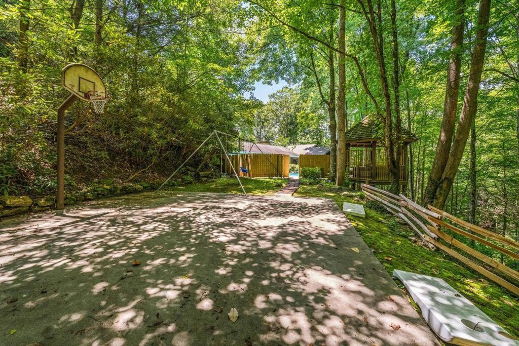 Bourbon Hollow Lodge With Hot Tub And Pool Plus Game Room Only 5 Min To Downtown Gatlinburg Eksteriør bilde