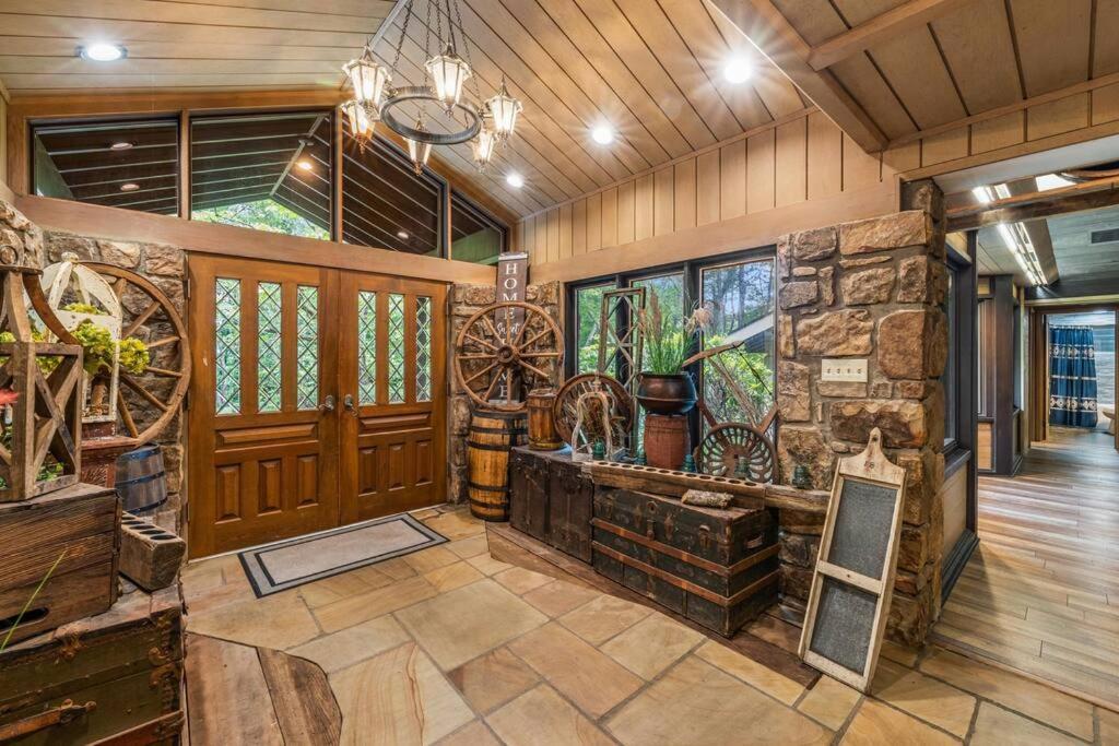 Bourbon Hollow Lodge With Hot Tub And Pool Plus Game Room Only 5 Min To Downtown Gatlinburg Eksteriør bilde