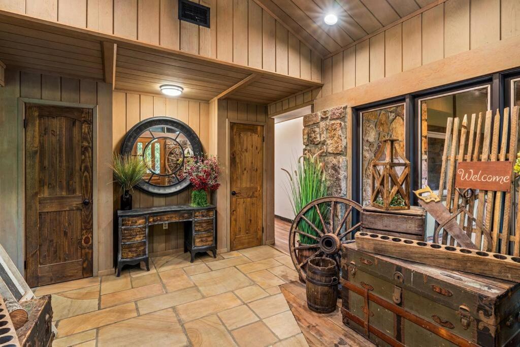 Bourbon Hollow Lodge With Hot Tub And Pool Plus Game Room Only 5 Min To Downtown Gatlinburg Eksteriør bilde