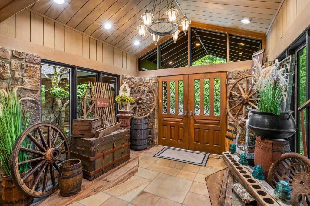Bourbon Hollow Lodge With Hot Tub And Pool Plus Game Room Only 5 Min To Downtown Gatlinburg Eksteriør bilde
