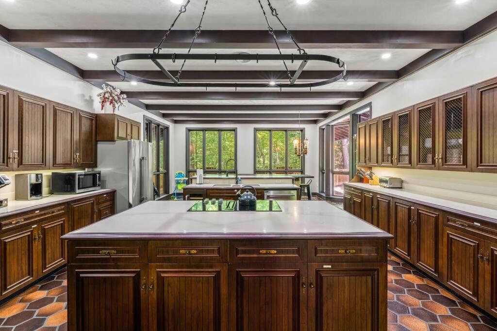 Bourbon Hollow Lodge With Hot Tub And Pool Plus Game Room Only 5 Min To Downtown Gatlinburg Eksteriør bilde