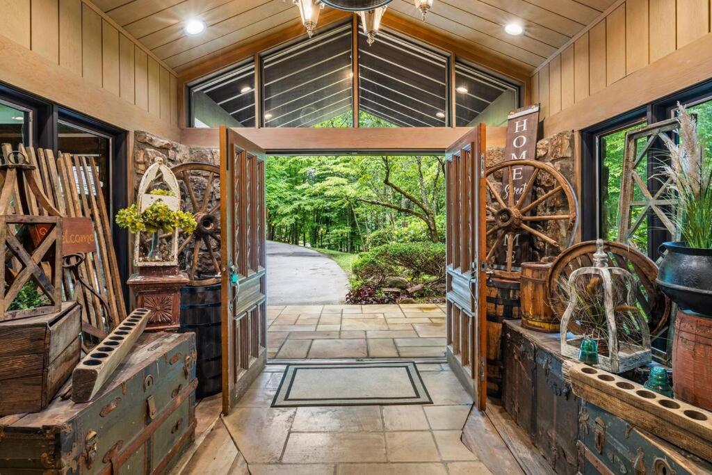 Bourbon Hollow Lodge With Hot Tub And Pool Plus Game Room Only 5 Min To Downtown Gatlinburg Eksteriør bilde