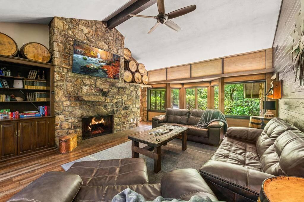 Bourbon Hollow Lodge With Hot Tub And Pool Plus Game Room Only 5 Min To Downtown Gatlinburg Eksteriør bilde