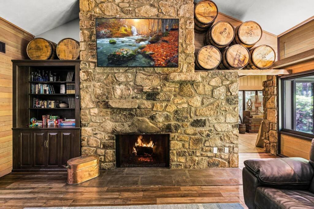 Bourbon Hollow Lodge With Hot Tub And Pool Plus Game Room Only 5 Min To Downtown Gatlinburg Eksteriør bilde