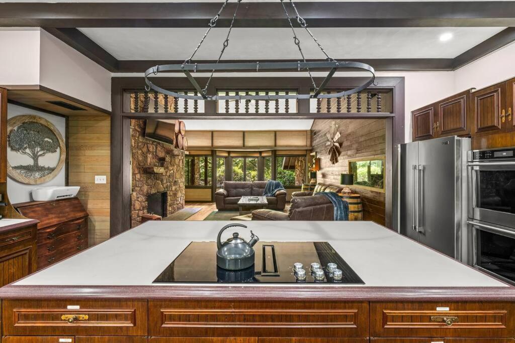 Bourbon Hollow Lodge With Hot Tub And Pool Plus Game Room Only 5 Min To Downtown Gatlinburg Eksteriør bilde