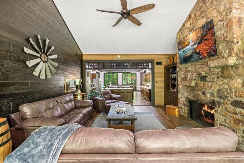 Bourbon Hollow Lodge With Hot Tub And Pool Plus Game Room Only 5 Min To Downtown Gatlinburg Eksteriør bilde