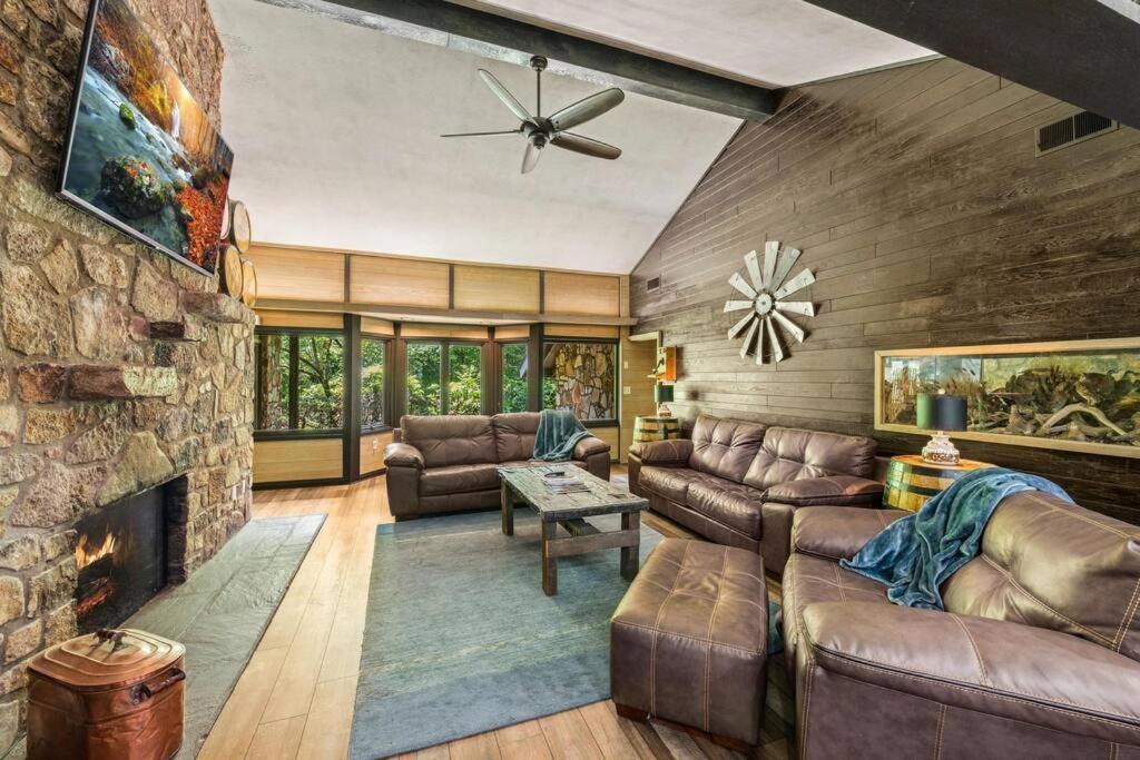 Bourbon Hollow Lodge With Hot Tub And Pool Plus Game Room Only 5 Min To Downtown Gatlinburg Eksteriør bilde