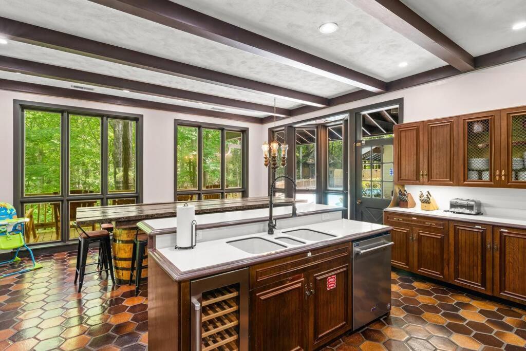Bourbon Hollow Lodge With Hot Tub And Pool Plus Game Room Only 5 Min To Downtown Gatlinburg Eksteriør bilde