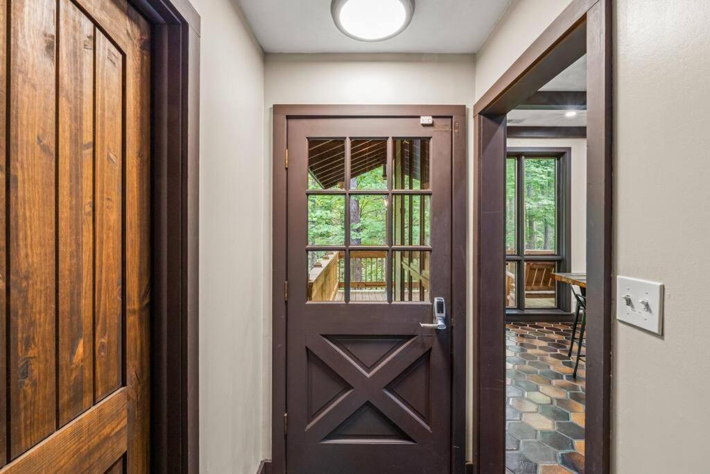 Bourbon Hollow Lodge With Hot Tub And Pool Plus Game Room Only 5 Min To Downtown Gatlinburg Eksteriør bilde