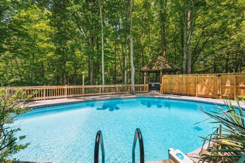 Bourbon Hollow Lodge With Hot Tub And Pool Plus Game Room Only 5 Min To Downtown Gatlinburg Eksteriør bilde