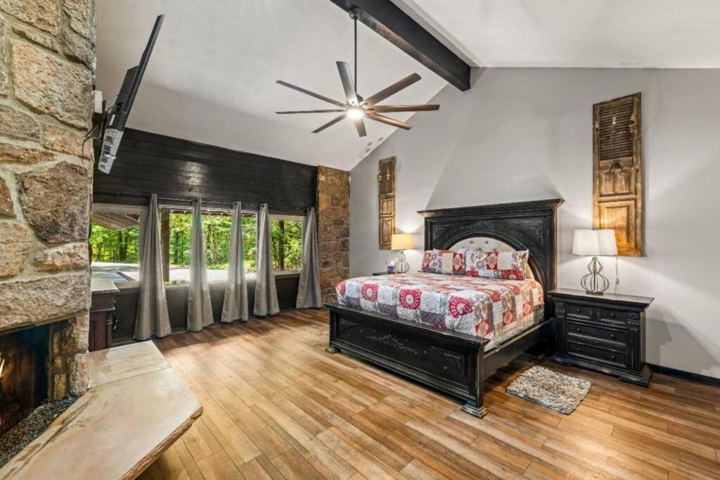 Bourbon Hollow Lodge With Hot Tub And Pool Plus Game Room Only 5 Min To Downtown Gatlinburg Eksteriør bilde