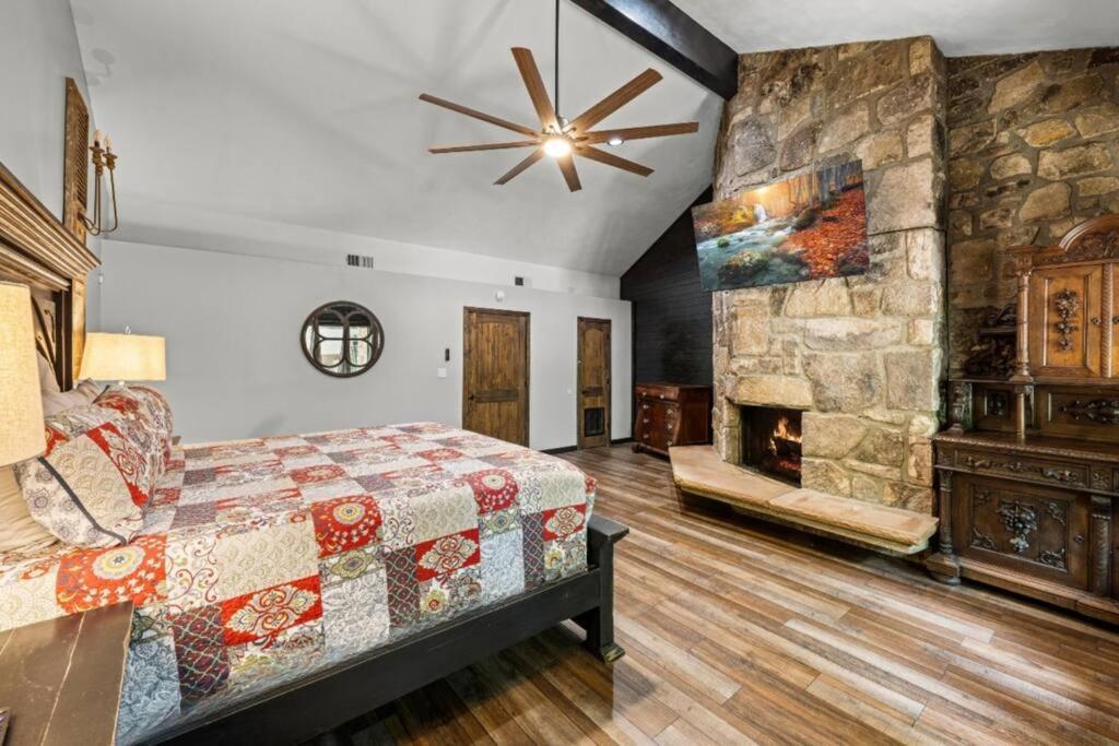 Bourbon Hollow Lodge With Hot Tub And Pool Plus Game Room Only 5 Min To Downtown Gatlinburg Eksteriør bilde
