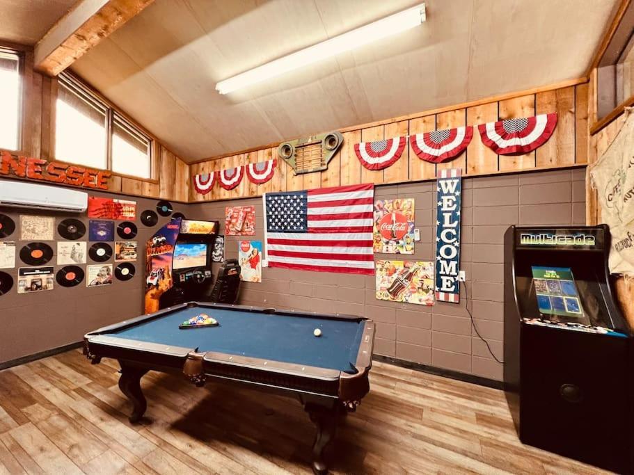 Bourbon Hollow Lodge With Hot Tub And Pool Plus Game Room Only 5 Min To Downtown Gatlinburg Eksteriør bilde