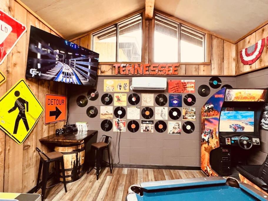 Bourbon Hollow Lodge With Hot Tub And Pool Plus Game Room Only 5 Min To Downtown Gatlinburg Eksteriør bilde
