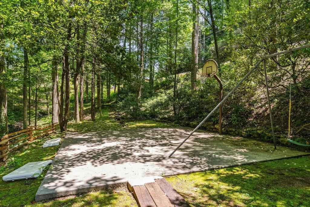Bourbon Hollow Lodge With Hot Tub And Pool Plus Game Room Only 5 Min To Downtown Gatlinburg Eksteriør bilde