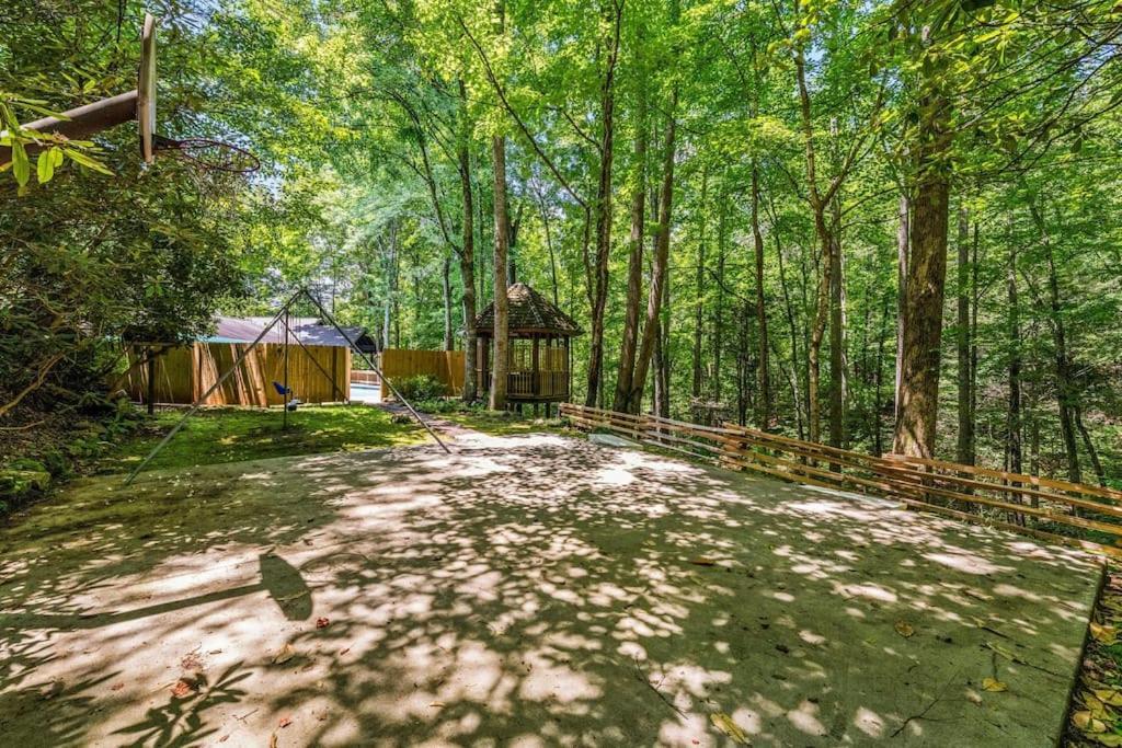 Bourbon Hollow Lodge With Hot Tub And Pool Plus Game Room Only 5 Min To Downtown Gatlinburg Eksteriør bilde